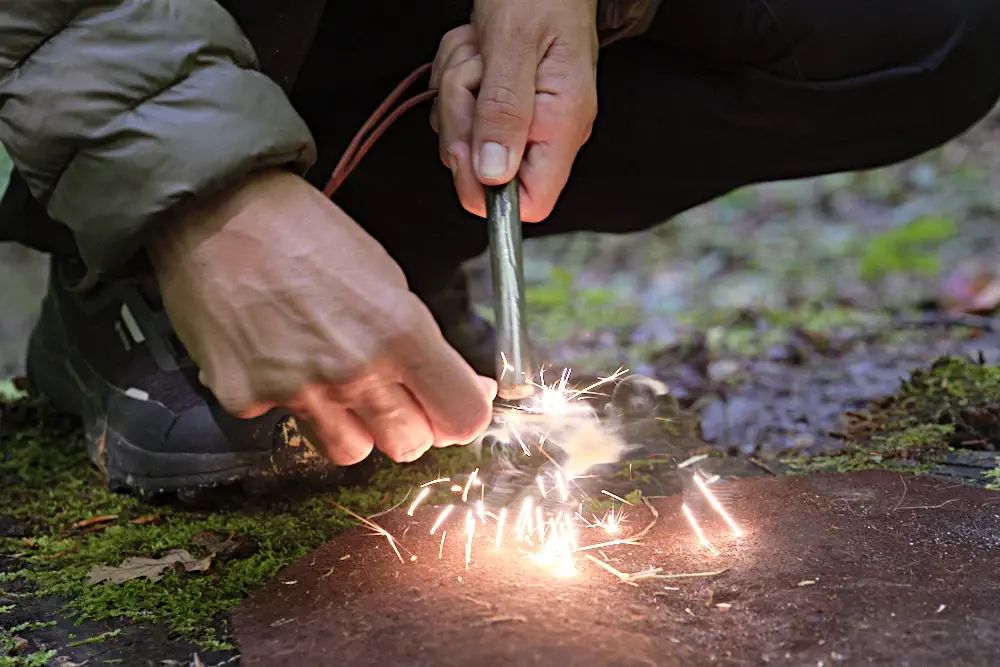 Survival Feuer machen ohne Feuerzeug mit dem Feuerstahl