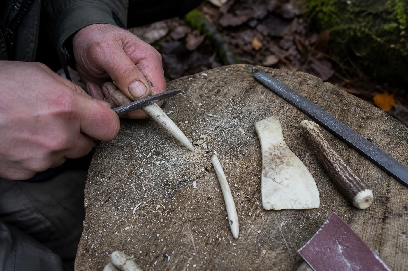 Knochenahle draußen mit einer kleinen Feile formen