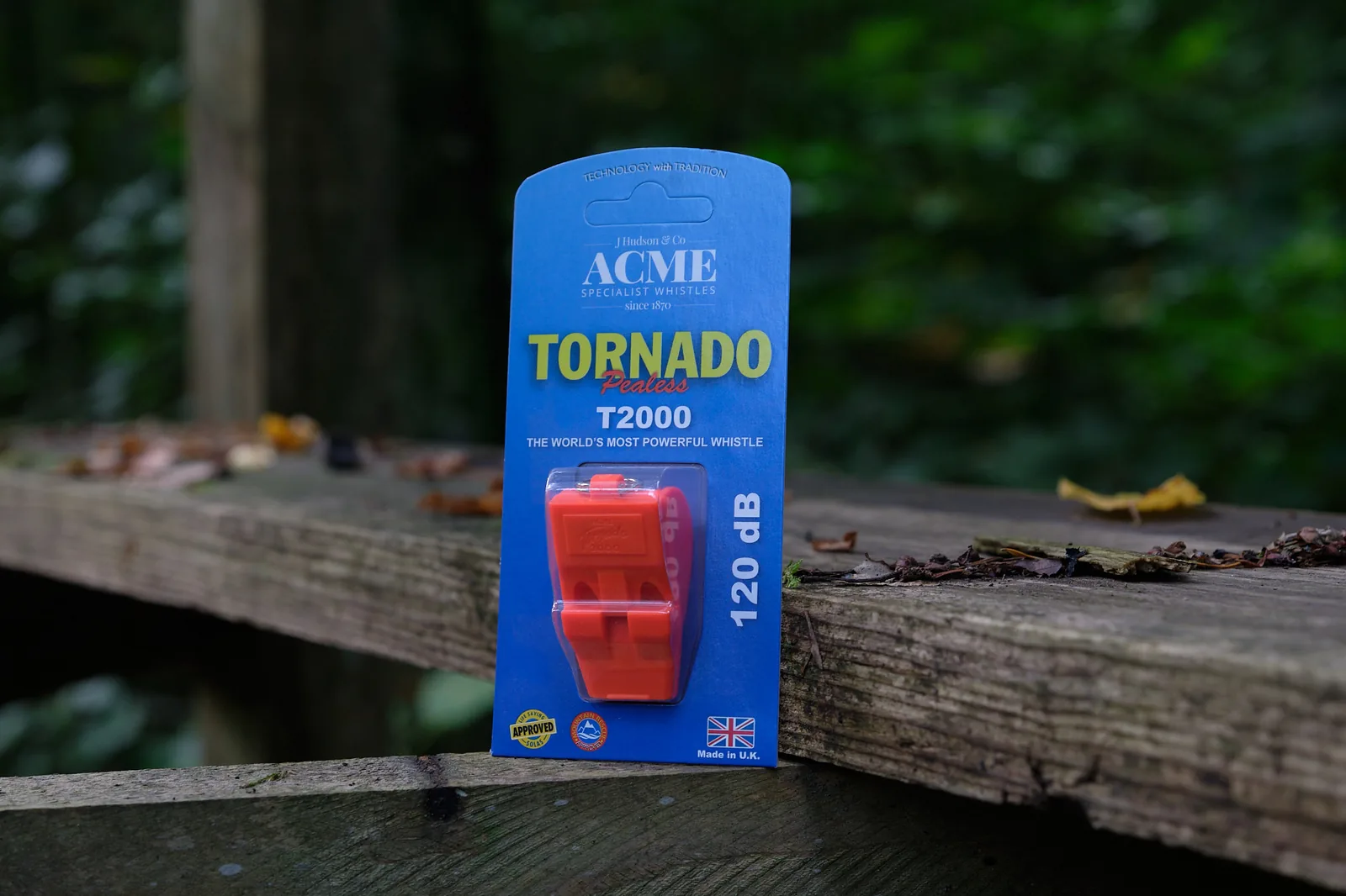 Rote ACME Tornado T2000 Signalpfeife in der Verpackung als Ausrüstung für Survival und Notfälle