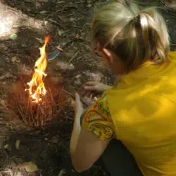 Feuermachen im Survival Camp